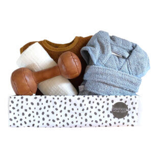 Kraamcadeaubox Jongen – Fitness met badjas grey blue, pluche fitness dumbbell, slab en hydrofiele doek