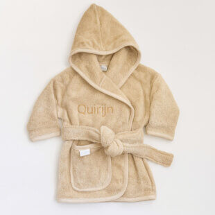 Badjasje cream met naam baby in kraamcadeau met naam puur