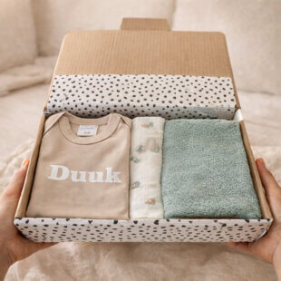 Kraamcadeau Jongen Little Explorer – cadeaubox met houten tractor, romper, slab en hydrofiele doek