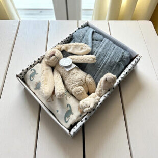 Stoer kraamcadeau jongen met gepersonaliseerd badjasje en Happy Horse knuffel