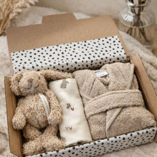 Gepersonaliseerd kraamcadeau met naam in beige tinten