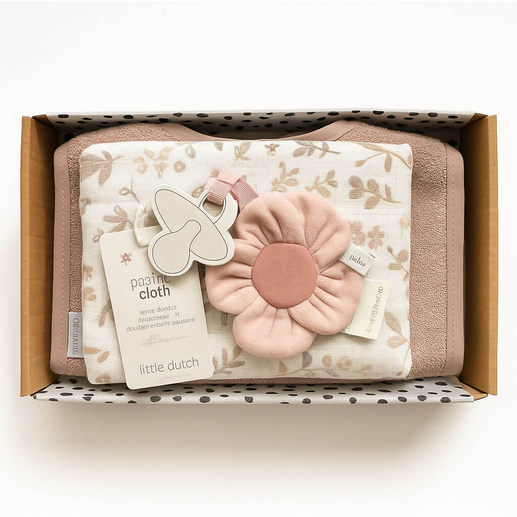 Brievenbus kraamcadeau meisje met roze badstof slab, floral hydrofiele doek en Little Dutch Fairy Garden speendoekje.