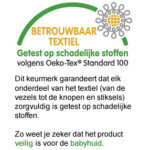 Dit keurmerk garandeert dat elk onderdeel van het textiel — van de vezels tot de knopen en stiksels — zorgvuldig is getest op schadelijke stoffen. Zo weet je zeker dat het product veilig is voor de huid en vrij van pesticiden, zware metalen, formaldehyde en azokleurstoffen.
