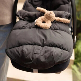 Deze rammelaar maakt een geluidje wanneer je hem schudt.