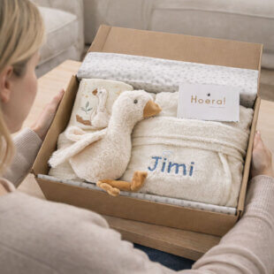 Cadeaubox Little Dutch Little Goose met zacht badjasje, knuffel en doek