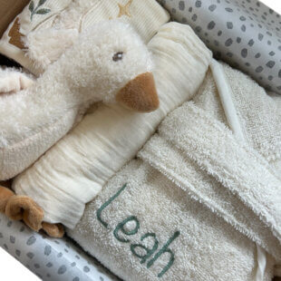 Babycadeau Little Goose met badjasje, knuffelgans en hydrofiele doek in cadeaubox