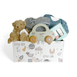 Complete inhoud van het 10-dagen kraamcadeau voor een jongen – verzorging, speelgoed, romper en knuffel