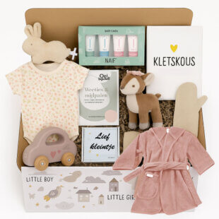 verpakking van het 10 dagen pakket meisje met babycadeaus