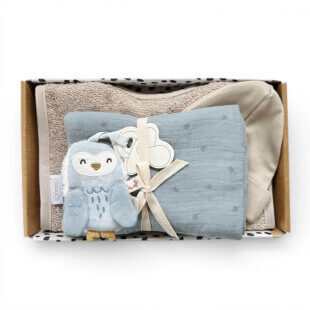 Inhoud brievenbus kraamcadeau Little Dutch met cream slab, mutsje maat 62/68, speendoekje uil en hydrofiele doek 70x70