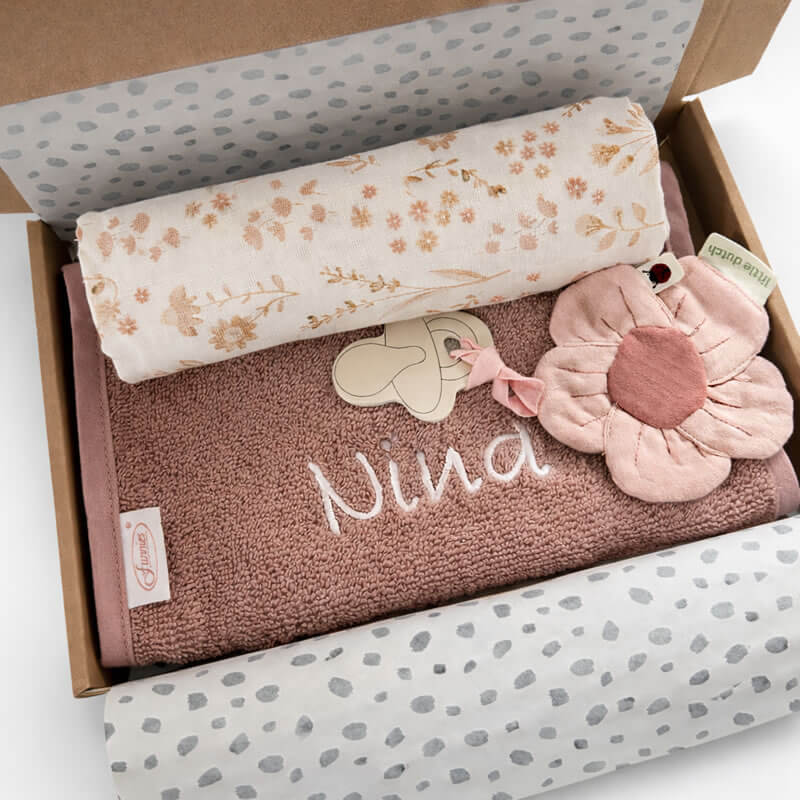 gepersonaliseerd kraamcadeau met naam in cadeau doos baby cadeau Kiekebooo
