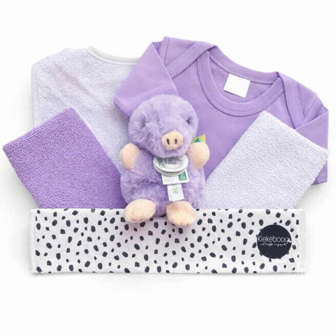 Kraamcadeau meisje Mole Mae met lila knuffelmol, romper met naam en slab in cadeaubox van Kiekebooo