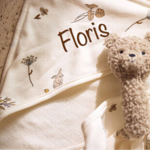 badcape met naam floris in Kraamcadeau met Naam – Riverside Baby Cadeauset