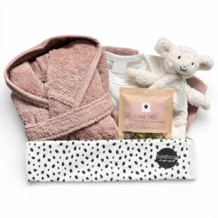 cadeaubox Emily met naam voor baby meisje met badjasje knuffel en romper in zachte kleuren