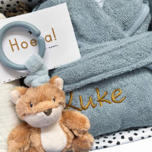 een badjasje met naam, speelgoed uit de Forest Friends collectie en een hydrofiele doek