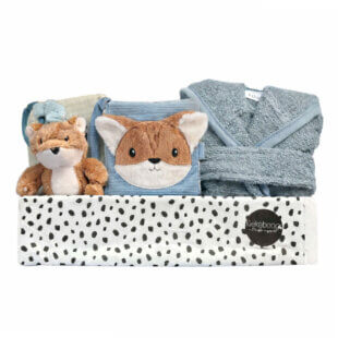 kraamcadeau jongen met naam badjasje en knuffel cadeauverpakking