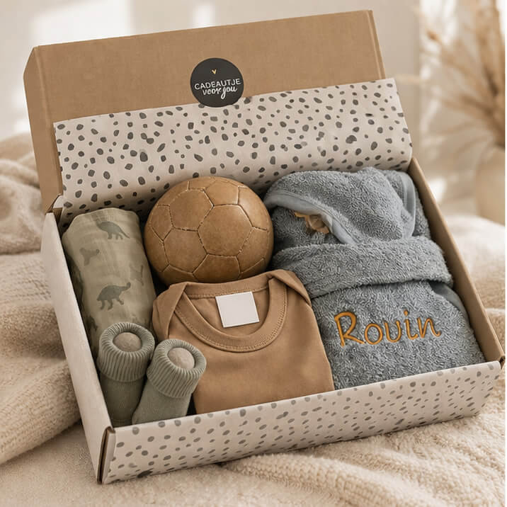 Kraamcadeau jongen in cadeaubox met zacht badjasje en pluche voetbal