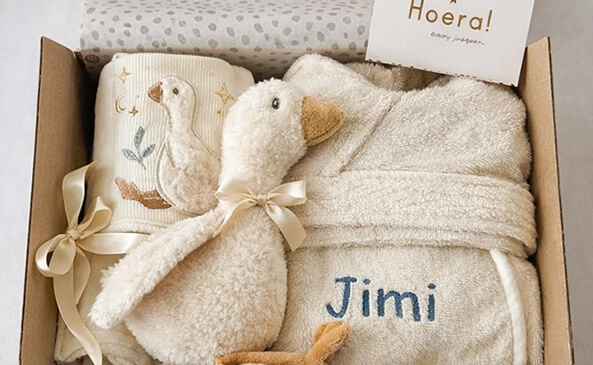 Inhoud van een kraamcadeau cadeaubox met zachte babyproducten