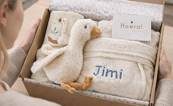 Cadeaubox die klaar is om als kraamcadeau te geven