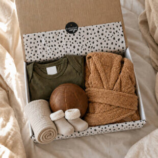 babycadeau jongen basketbal met badjasje en romper