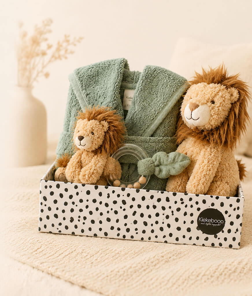 Kraamcadeau kopen bij Kiekebooo met leeuw knuffel, badjasje en bijtring in cadeaubox