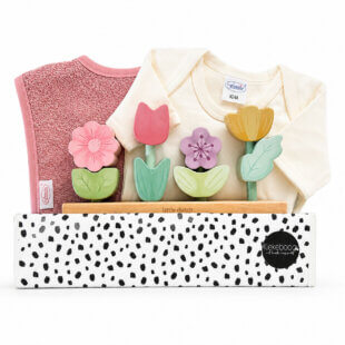 Kraamcadeau Little Dutch met houten bloemenstapelaar, romper en slab met naam