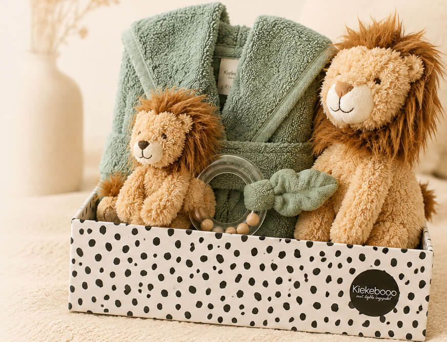 Kraamcadeau kopen bij Kiekebooo met leeuw knuffel, badjasje en bijtring in cadeaubox